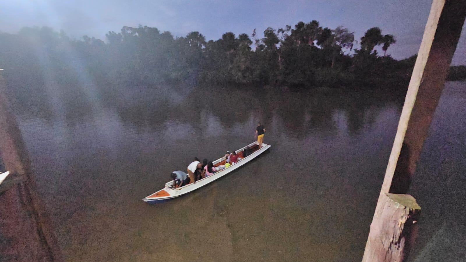 Chegada de barco ao anoitecer