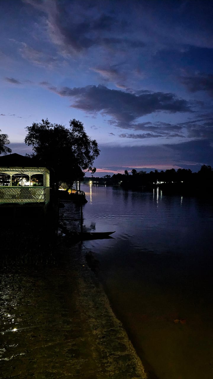 Rio e casa ribeirinha à noite
