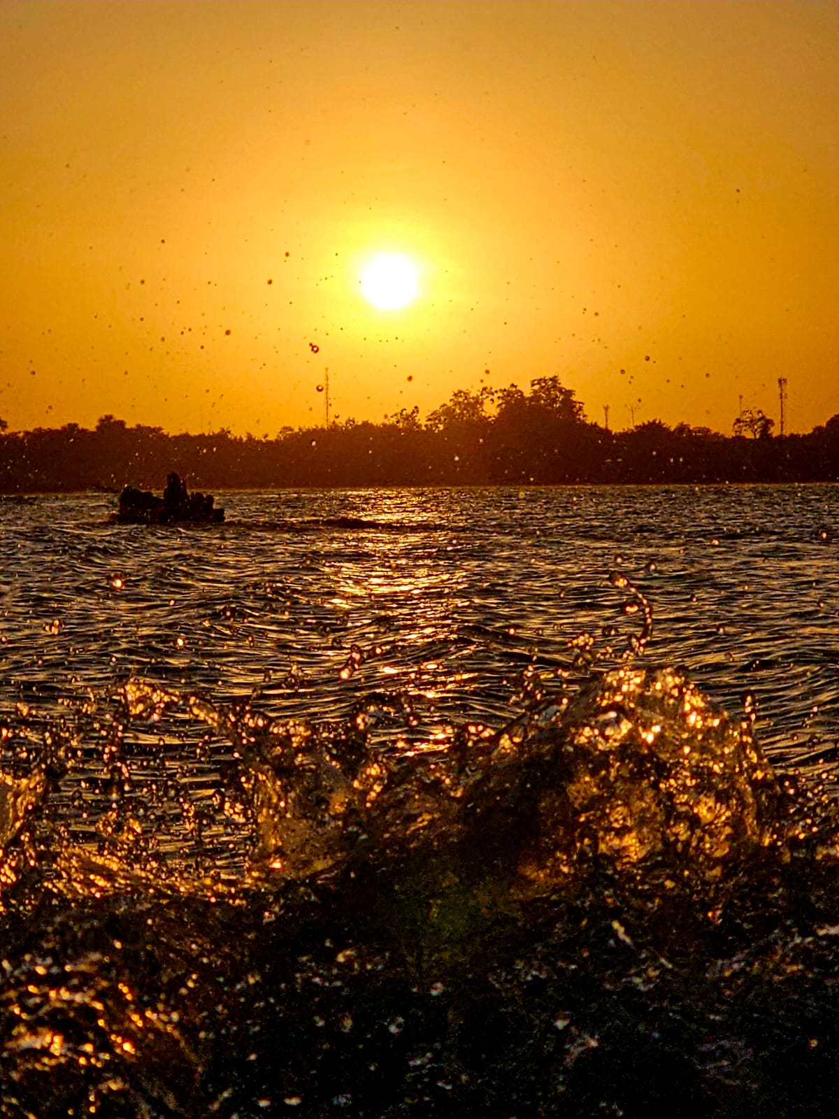 Rio amazônico ao pôr do sol com água em movimento
